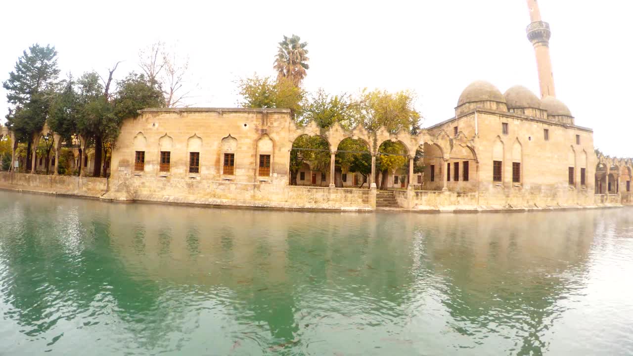 panorama de derecha a izquierda niebla en balikligol piscina de peces sagrados vista de invierno sanliurfa