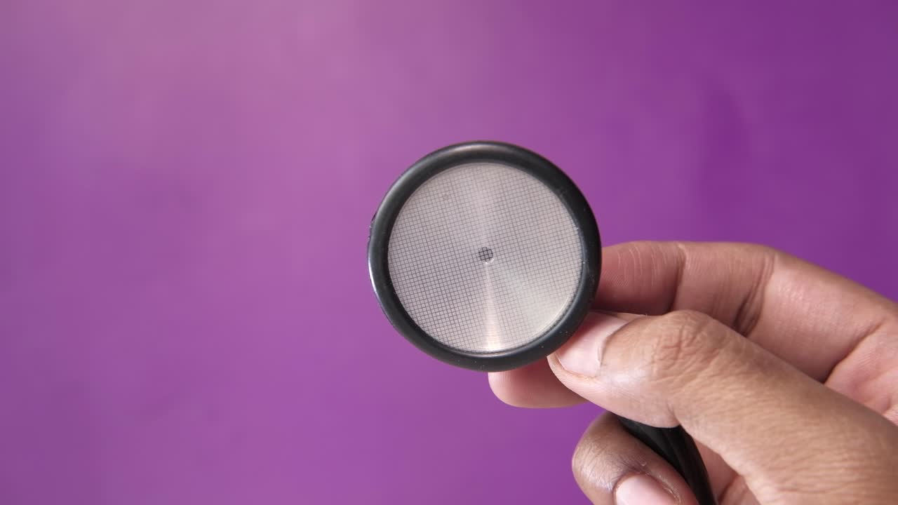 mano con un estetoscopio