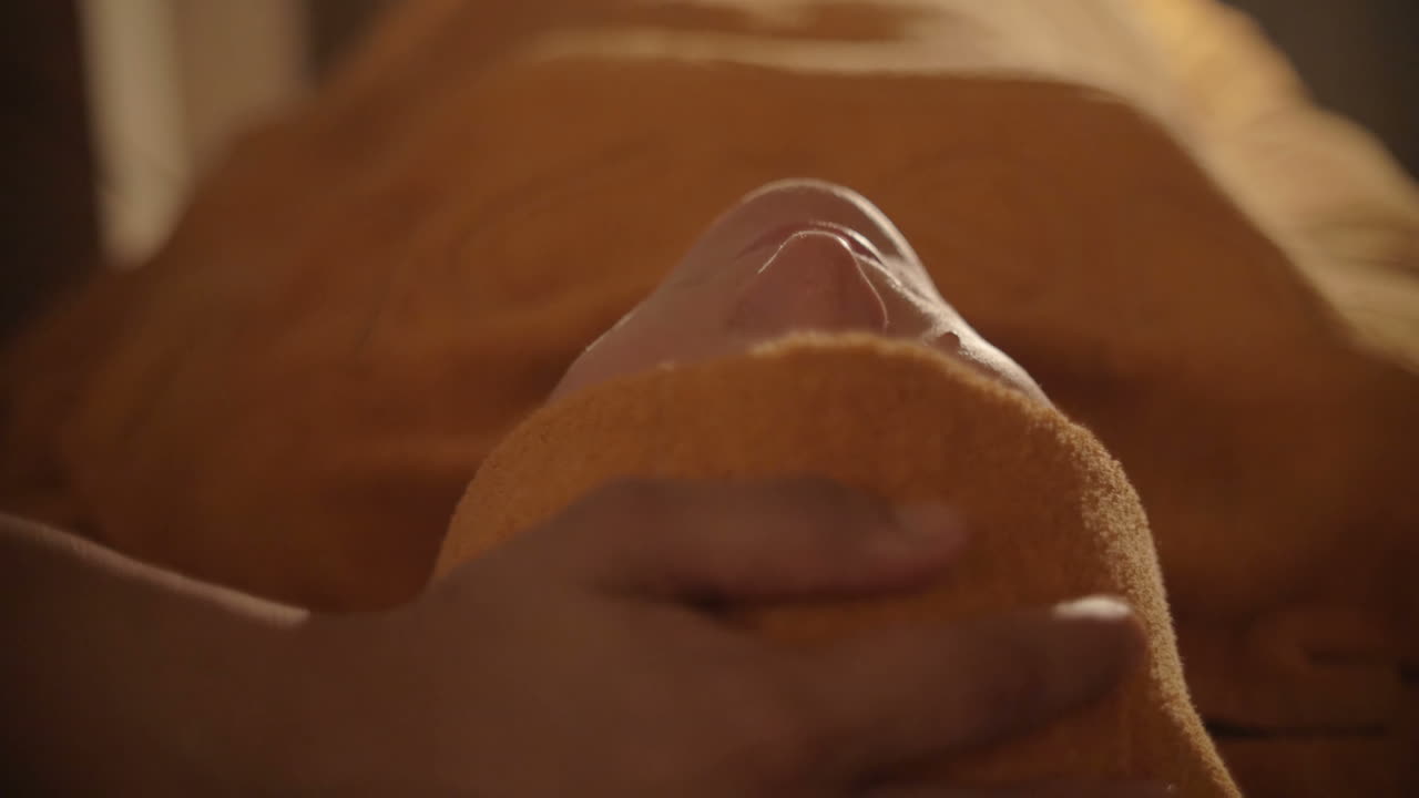 Trattamento viso con asciugamano caldo in una day spa