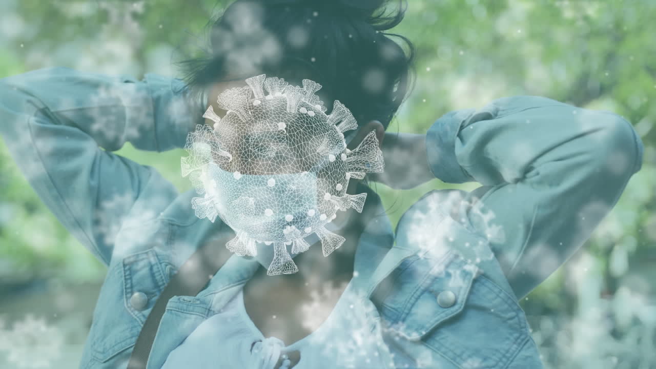 마스크를 착용하는 아시아 여성 위에 떠다니는 거대한 코로나19 세포의 애니메이션