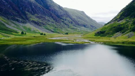 Toma-Aérea-De-Drone-Del-Lago-Achtriochtan-De-Glen-Coe