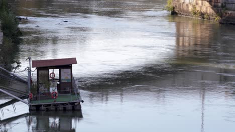 Statische-Aufnahme-Des-Flusses-Tiber-Mit-Einer-Dockingstation-Am-Ufer