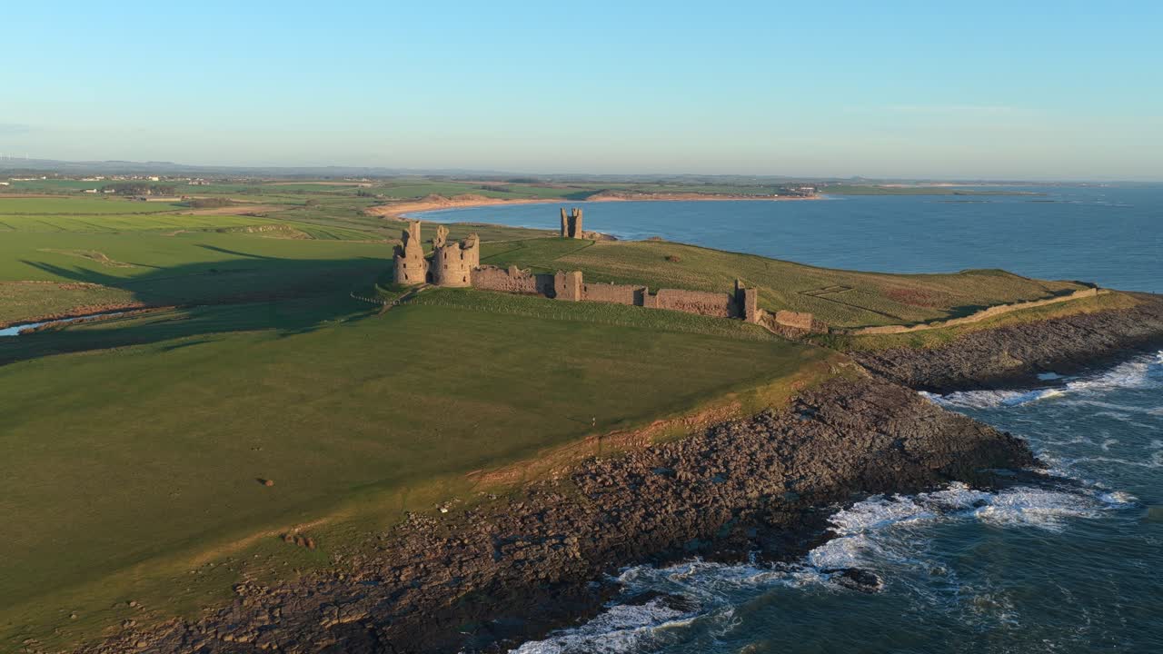 Suggestiva vista aerea del Castello di Dunstanburgh all'alba