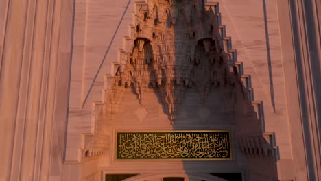 mezquita de camlica durante el ramadán, vista aérea del toque de queda por covid, oe01