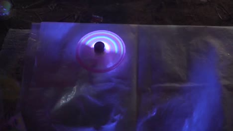 fidget spinner en la vista de cerca del estado de ánimo de la noche led