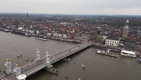 el horizonte de la ciudad de kempen vista aérea desde el río ijssel