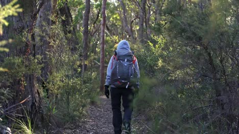 Indigene-Frau-Wandert-An-Einem-Kalten-Morgen-Mit-Dem-Rucksack-Durch-Den-Australischen-Busch