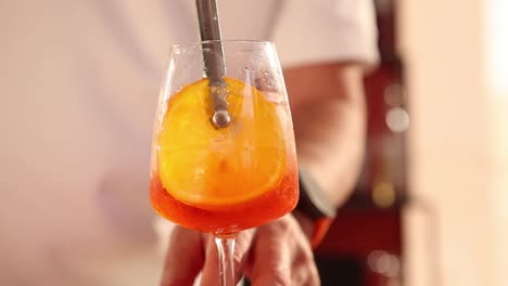 preparing an aperol spritz