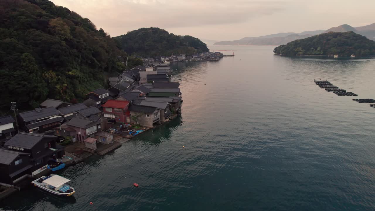 kyotango puesta de sol paisaje peninsular aéreo por encima de las casas de barcos montaña drone volando cerca de la playa de destino turístico de japón, kansai
