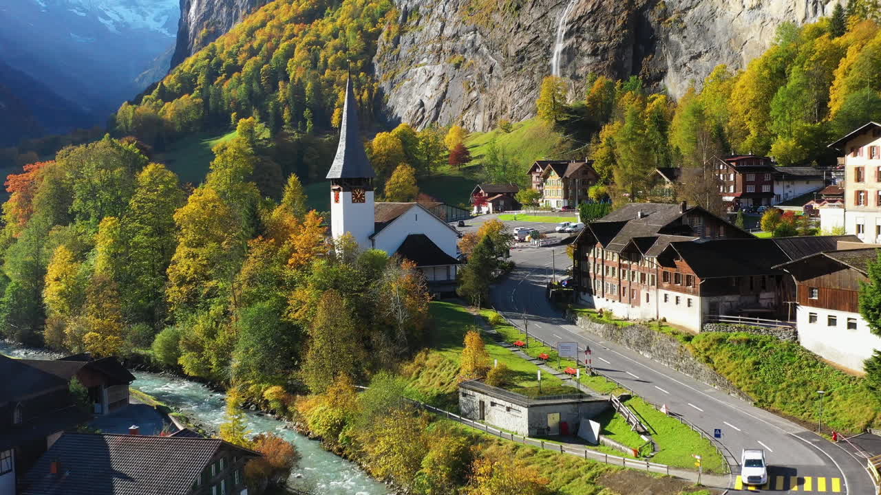 lauterbrunnen bernese oberland 스위스에 있는 staubbach 폭포 교회의 느린 하강 드론 샷