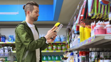 hombre comprando suministros de limpieza en un supermercado