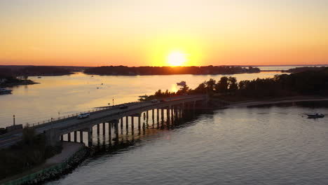 impresionante puesta de sol sobre un puente en sag harbor, hamptons, nueva york, toma aérea