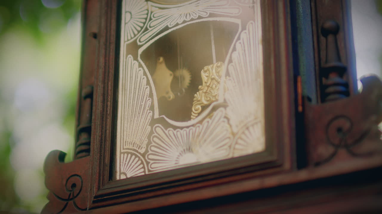 reloj de péndulo antiguo en un bosque bajo ángulo de acercamiento péndulo disparado cámara lenta