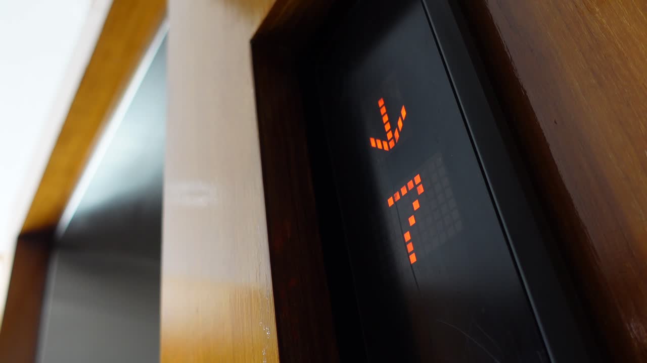 아래 방향을 표시하는 엘리베이터 패널