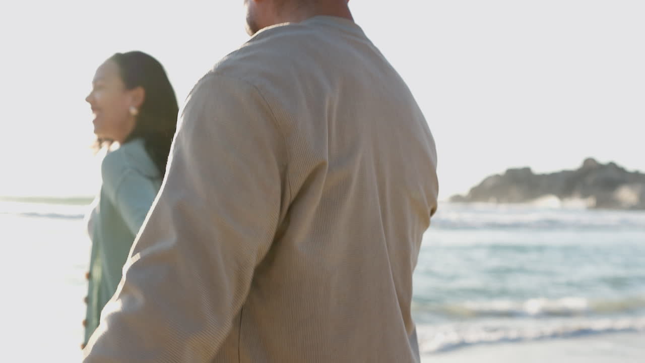 데이트, 손을 잡고 행복한 커플이  ⁇ 고