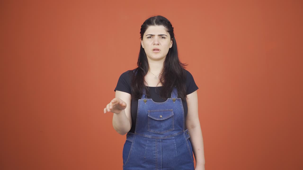 그 여자는 카메라를 쳐다보며 경고하고 있습니다.