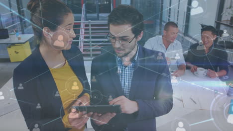 animación de conexiones entre diversos compañeros de trabajo con tableta en la oficina