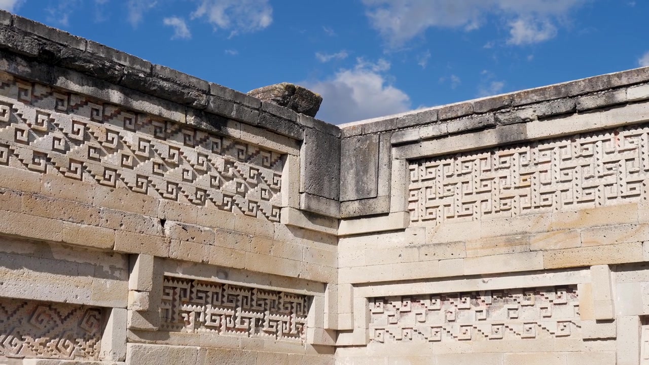 Slow motion-landskap av zapotekisk kultur, antika mönster och historiska formutskärningar på stenmur, Mitla arkeologiska ruiner, Oaxaca, Mexiko, landmärke, hieroglyfer, heligt