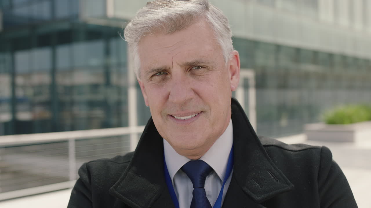 retrato de cerca de un exitoso ejecutivo maduro hombre de negocios pensando pensativo mirando a la cámara sonriendo confiado