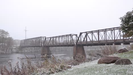 Puente-Sobre-El-Río-Chippewa-Durante-La-Nevada-En-El-Sendero-Estatal-Del-Río-Chippewa,-En-Eau-Claire-Wisconsin,-Parque-Phoenix