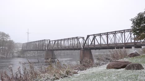 puente sobre el río chippewa durante la nevada en el sendero estatal del río chippewa, en eau claire wisconsin, parque phoenix