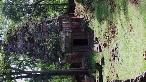 la cámara de formato vertical se acerca a las torres de piedra en koh ker en camboya