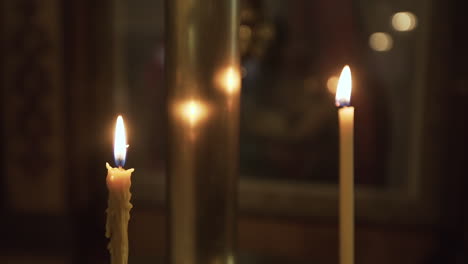 hermosas velas en una gran catedral