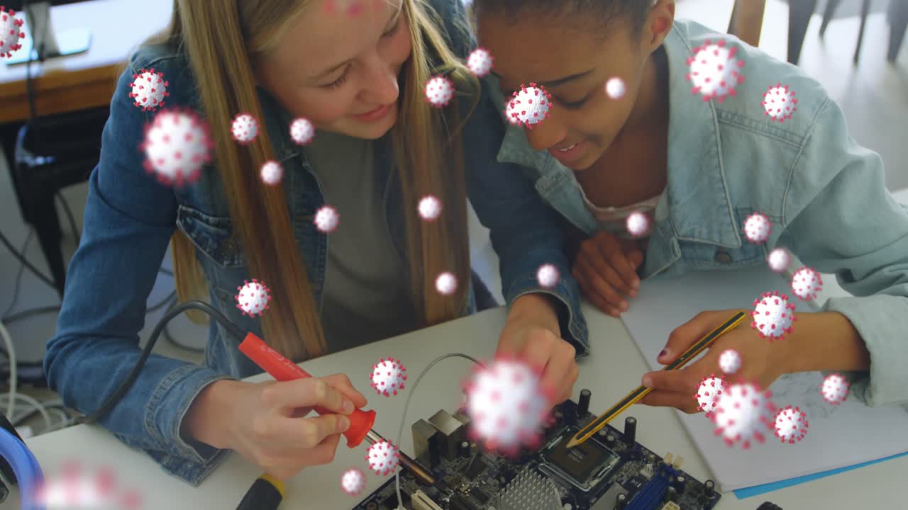 летающие бактерии коронавируса над молодыми людьми, работающими и улыбающимися.