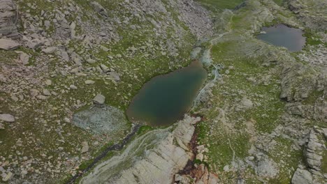 Lagos-De-Montaña-Escondidos-En-La-Temporada-De-Verano-En-Campagneda-En-Valmalenco-De-La-Región-De-Valtellina-En-Italia.