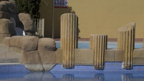 Piscina-Exterior-Para-Niños-En-Un-Complejo-De-Golf-En-España