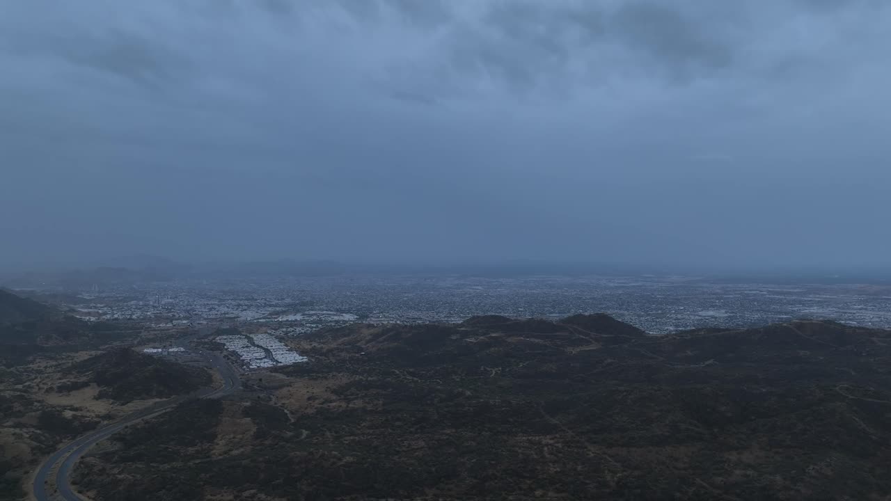 구름이 많은 날 360도 날아다니는 드론의 공중 촬영