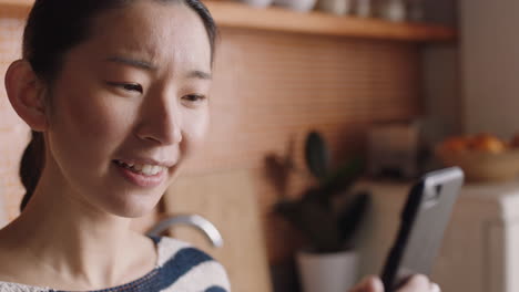 Hermosa-Mujer-Asiática-Teniendo-Video-Chat-Usando-Un-Teléfono-Inteligente-Madre-Saludando-Al-Bebé-Sonriendo-Disfrutando-Charlando-Por-Teléfono-Móvil-En-Casa