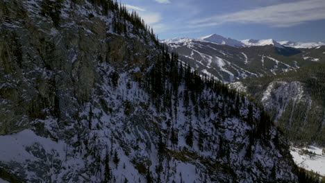 Montaña-De-Cobre-Colorado-Invierno-Diciembre-Navidad-Aéreo-Zumbido-Cinematográfico-Paisaje-I70-Leadville-Silverthorne-Vail-álamo-Temblón-Alcance-De-Diez-Millas-Cielo-Azul-Nubes-Revelan-Pasado-Montañas-Rocosas-Movimiento-Hacia-Adelante