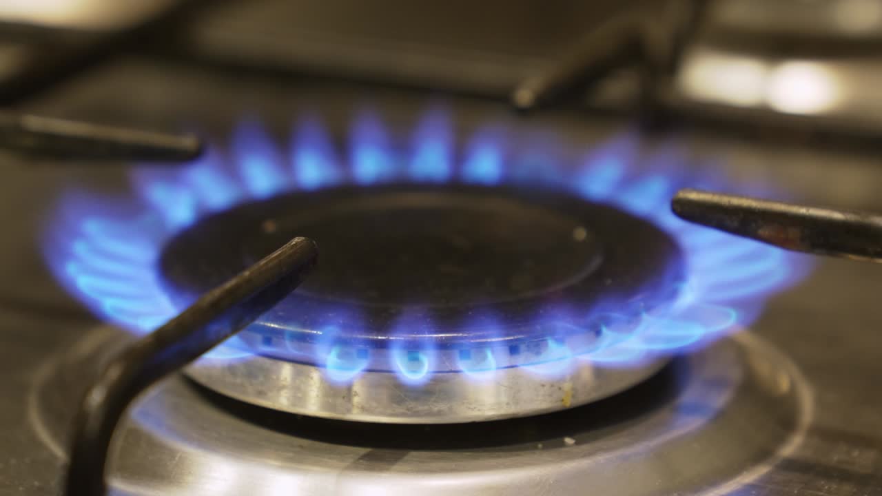 огонь загорается в горелке газовой плиты.