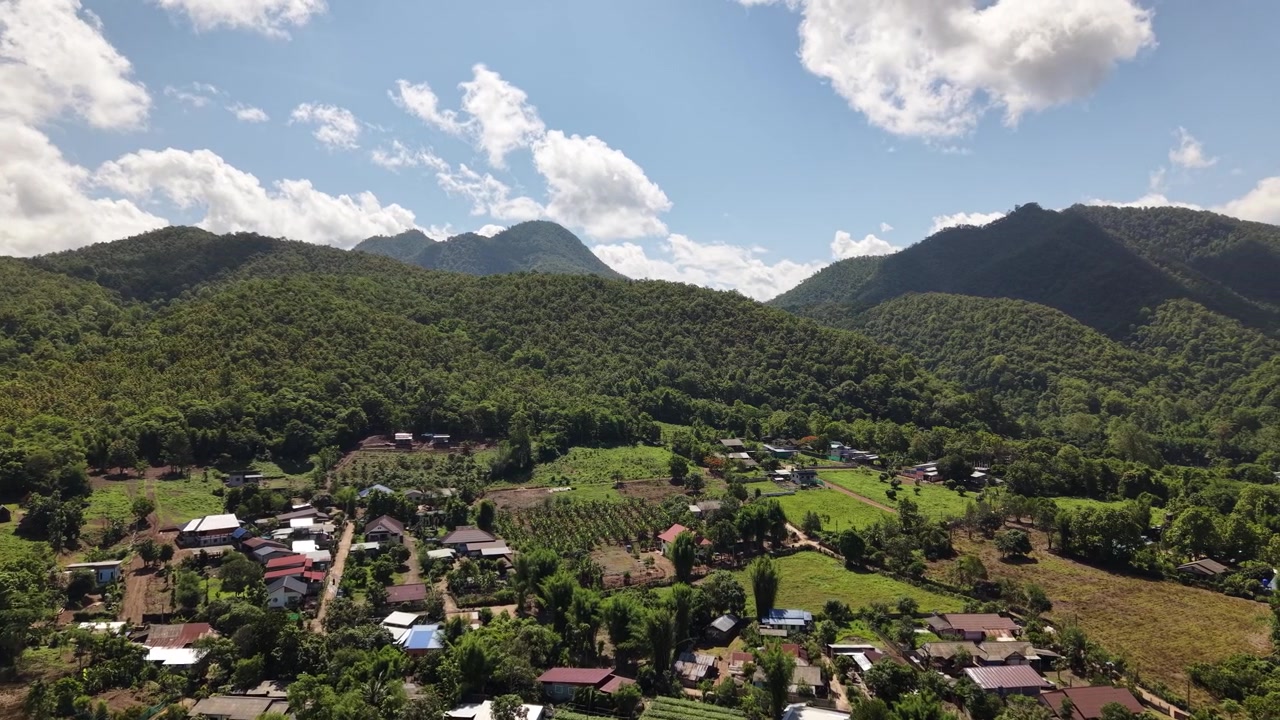 Imagens aéreas de Pai, uma popular cidade montanhosa na província de Mae Hong Son, norte da Tailândia, exibindo vales exuberantes, paisagens cênicas e um campo tranquilo