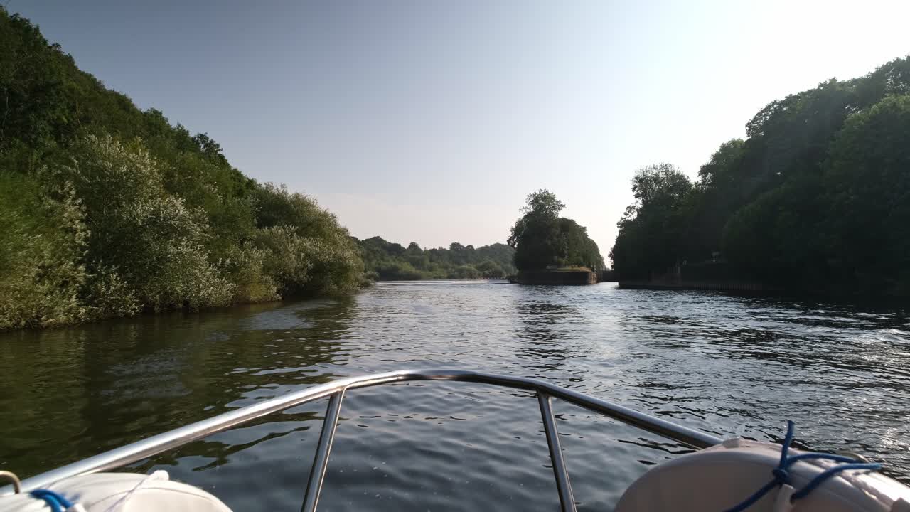 imágenes desde la parte delantera de un barco fluvial y navega a lo largo del río trent con el entorno verde en un día de verano brillante, claro y soleado