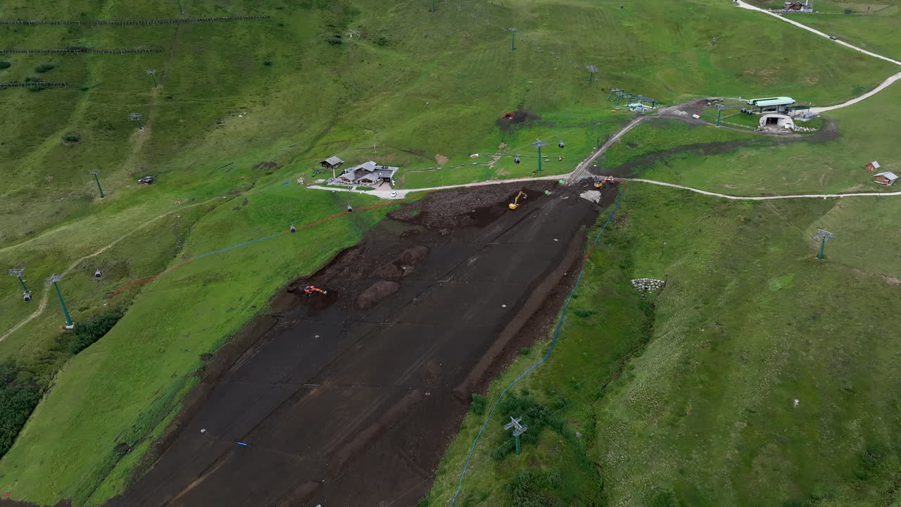 excavadoras que preparan la estación de esquí durante la temporada de verano