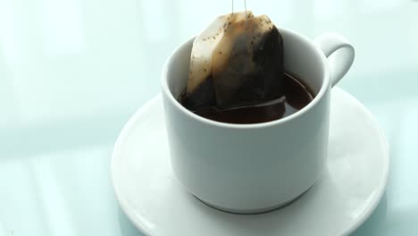 bolsa de té en una taza