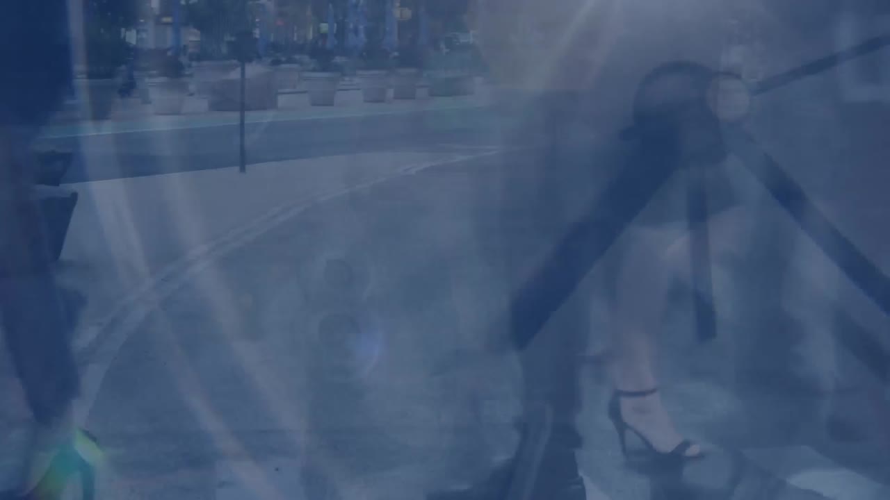 거리에서  ⁇ 고 있는 사람 들 위 에 움직이는 시계 의 애니메이션