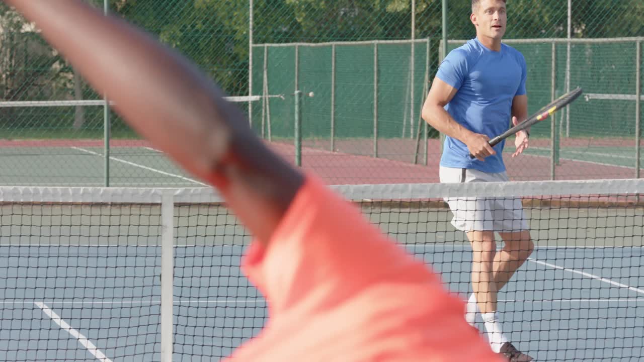 백인 남성 테니스 선수가 코트에서 느린 동작으로 다양한 상대를 상대로 포인트를 축하하고 있습니다.