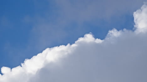 Brillantes-Cúmulos-Se-Desplazan-Suavemente-A-Través-De-Un-Cielo-Azul-Vibrante-En-Un-Relajante-Timelapse