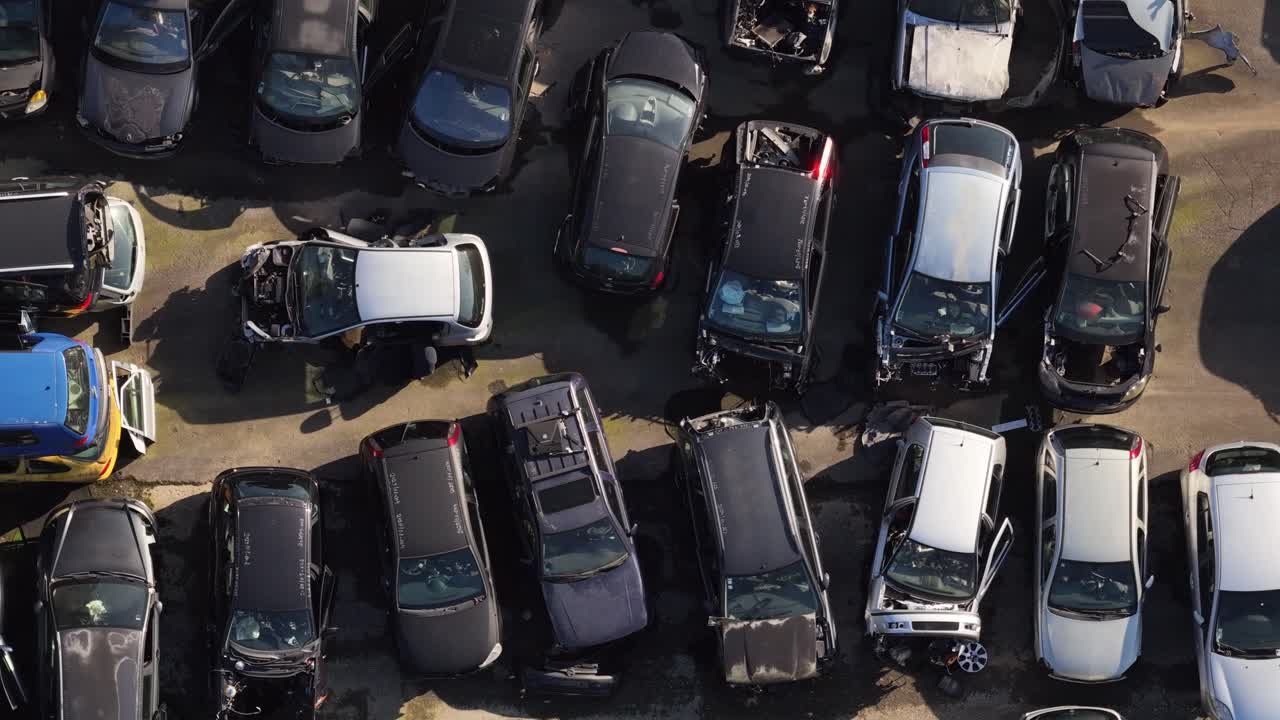 Drone-opname van autokerkhof. Auto-industrie. Emissies van fossiele brandstoffen