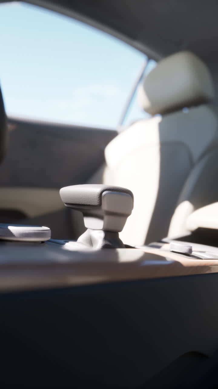 primer plano de la palanca de cambios de velocidad de un coche moderno