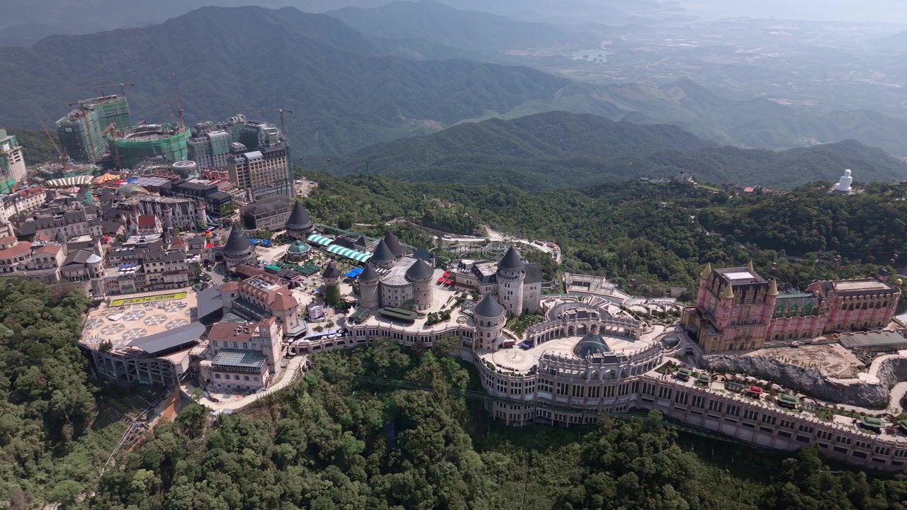 Vietnam'daki yemyeşil dağların arasına kurulmuş geniş Ba Na Hills SunWorld tesisini sergileyen çarpıcı havadan çekimler. Seyahat, turizm ve belgesel projeleri için mükemmel.