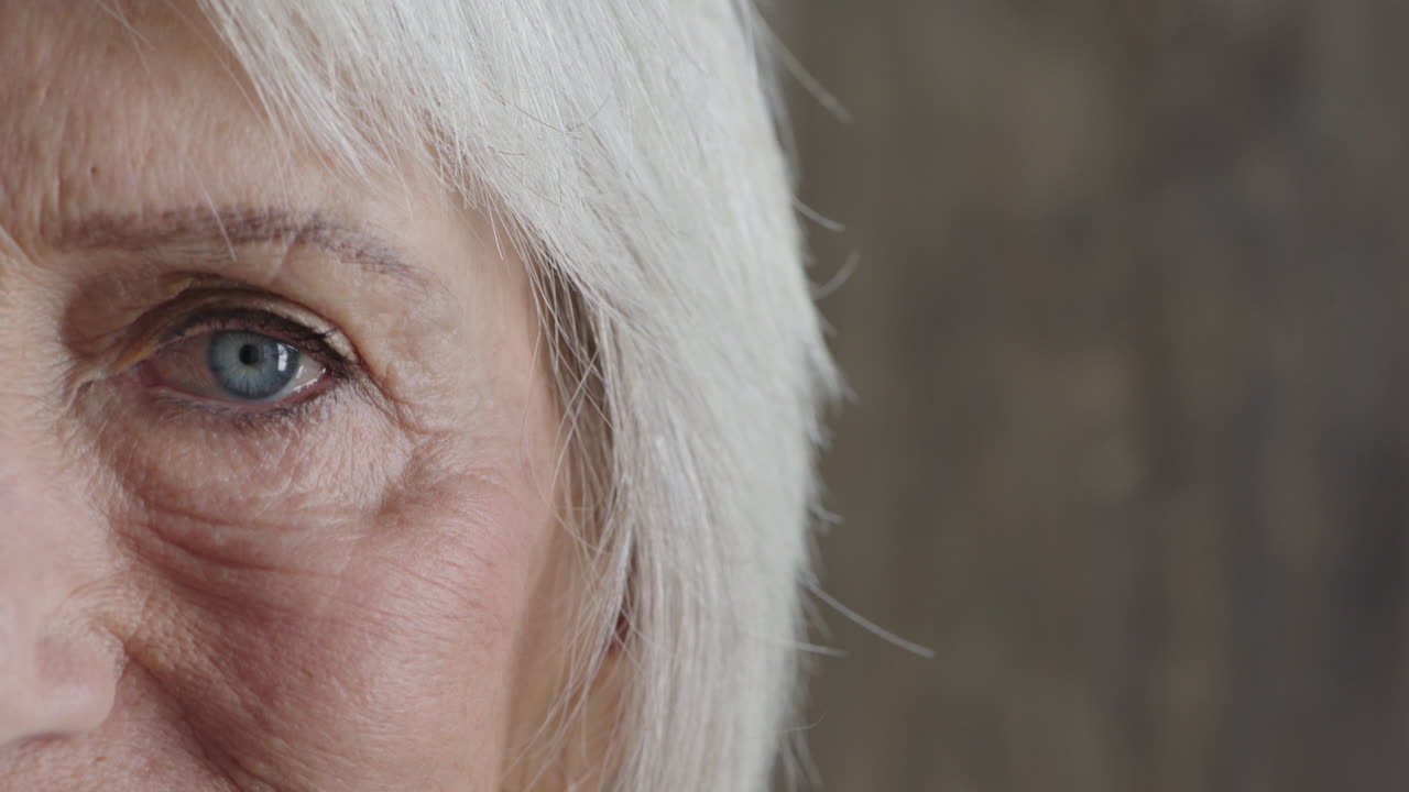 cerca de la hermosa mujer mayor ojo mirando a la cámara iris azul