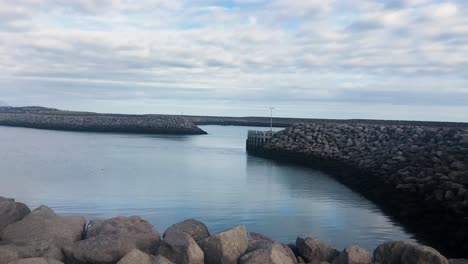 Wellenbrecher-Und-Kleiner-Hafen-In-Der-Nähe-Der-Küste-Islands,-Bewölkter-Tag