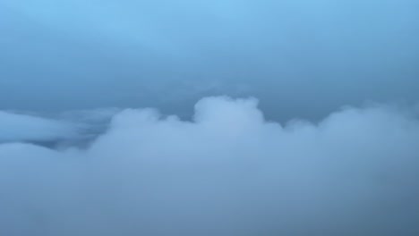 vista aérea desde una cabina de jet mientras vuela a través de capas de nubes de invierno