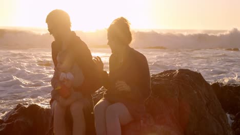 familia relajándose en la playa 4k