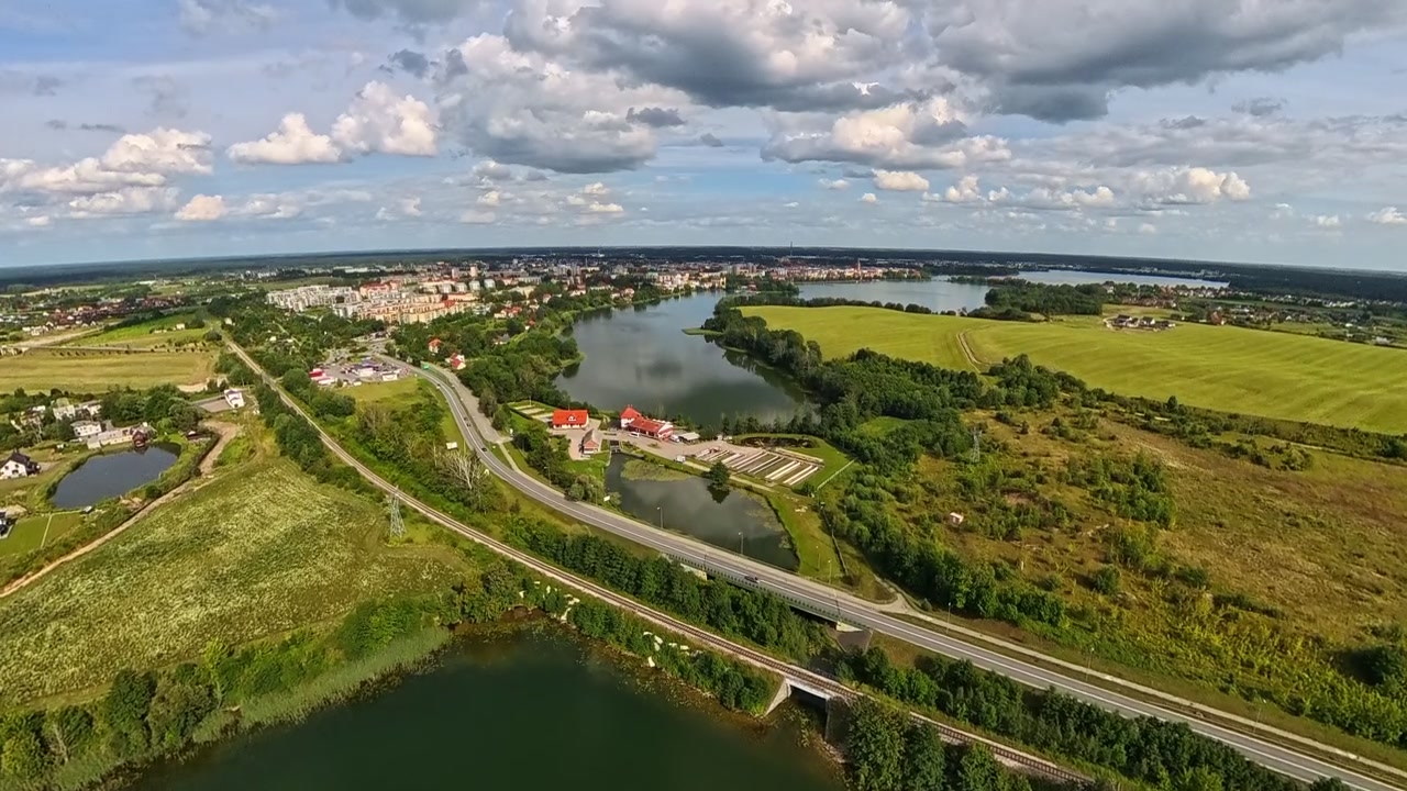 Droneoptagelser der flyver mod Ełk, Polen, over Sunowo-søen i retning af Ełk-søen