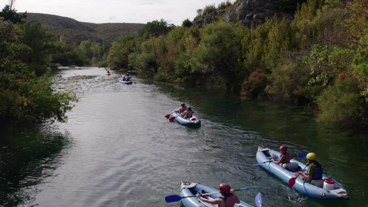 Tour in kayak sul fiume con splendida cascata, veduta aerea, Zrmanja, Croazia